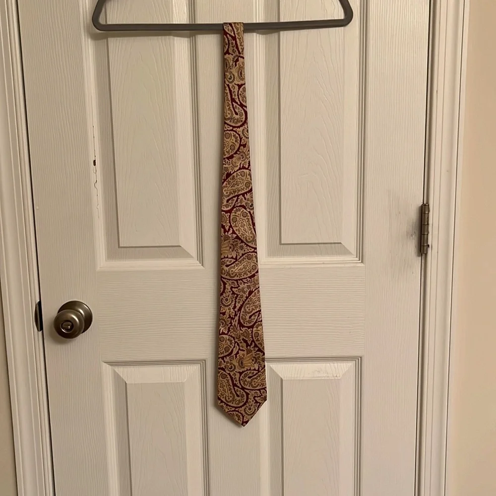 Pierre Cardin Gorgeous Silk Tie with Tan Brown Paisley Print One Size